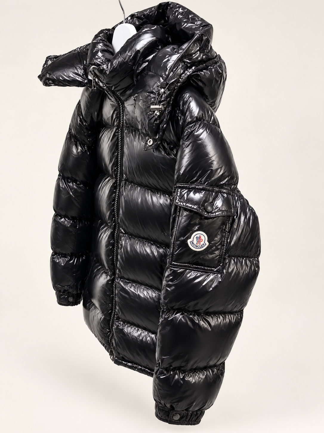 doudoune moncler noire, lisse et brillante doudoune moncler noire, lisse et brillante