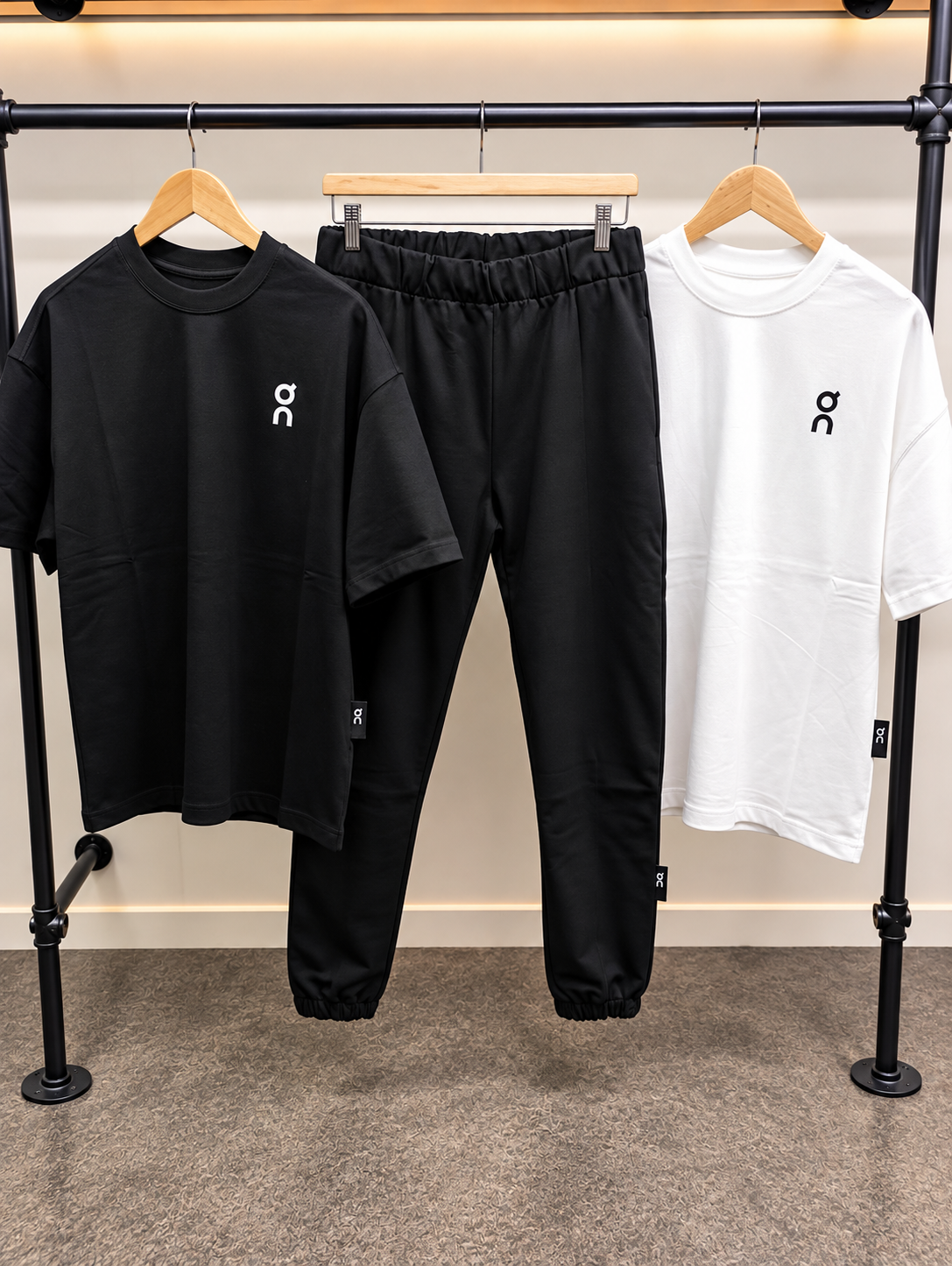ensemble minimaliste de vêtements suspendus ensemble minimaliste de vêtements suspendus
