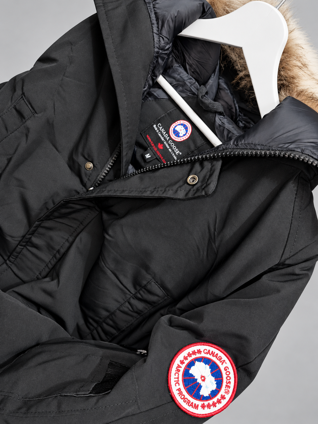parka noire à capuche fourrée parka noire à capuche fourrée