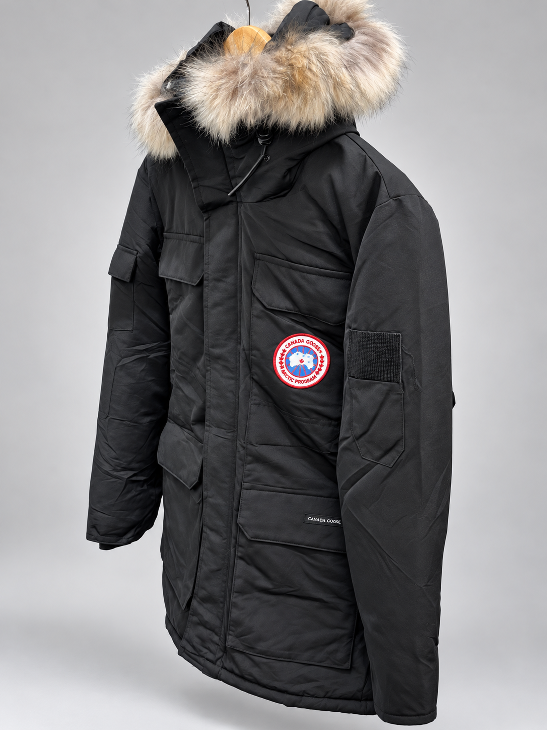 parka noire élégante sur fond studio parka noire élégante sur fond studio