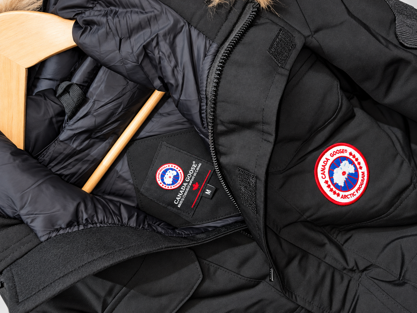 parka noire ouverte sur cintre en bois parka noire ouverte sur cintre en bois