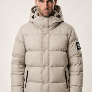 portrait mode homme en doudoune beige
