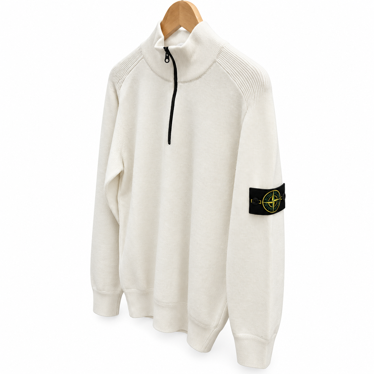 pull ivoire demi zip sur cintre en bois pull ivoire demi zip sur cintre en bois