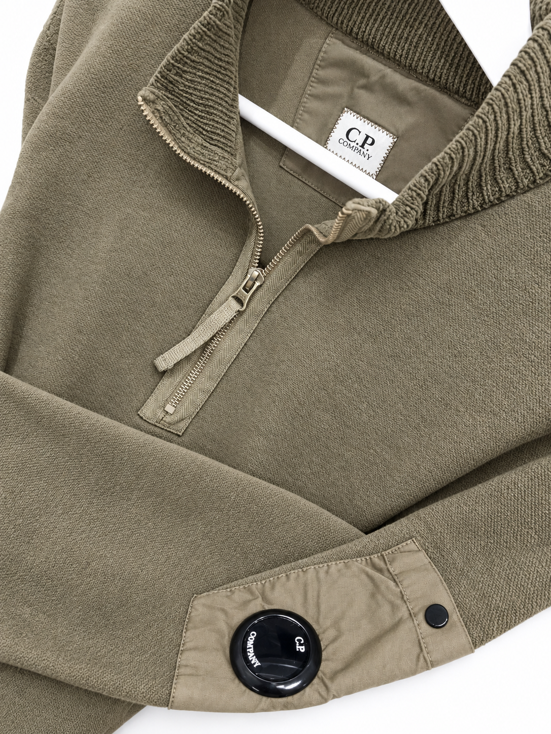 pull olive c.p. company en gros plan pull olive c.p. company en gros plan