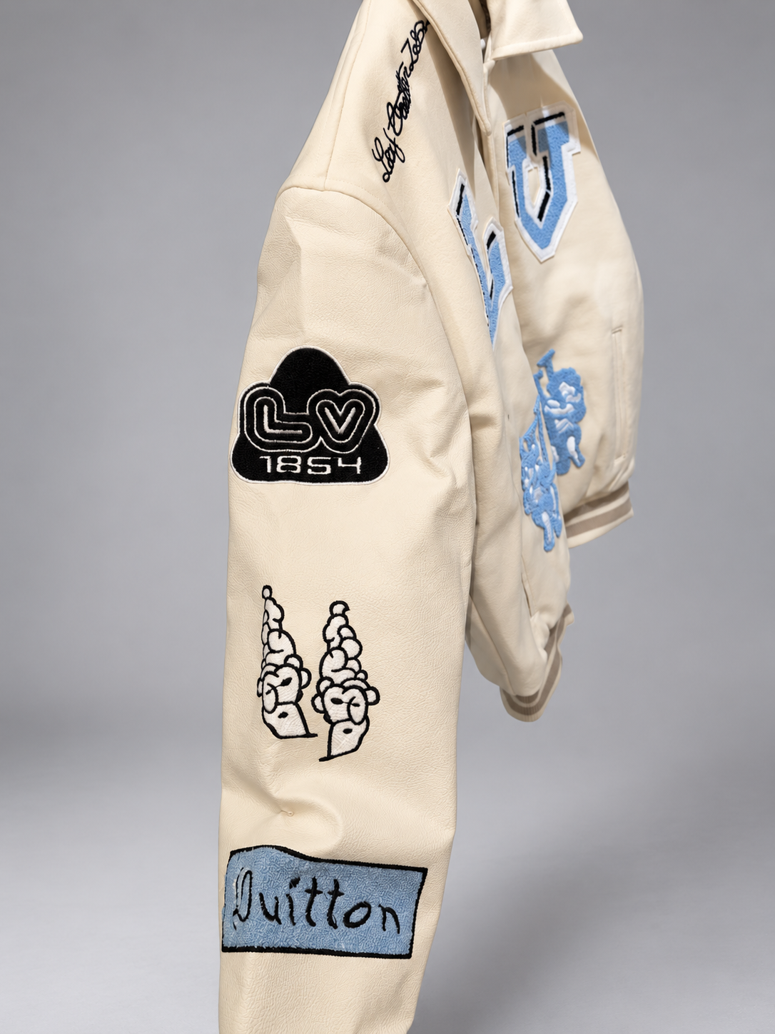 veste crème sur fond studio gris veste crème sur fond studio gris
