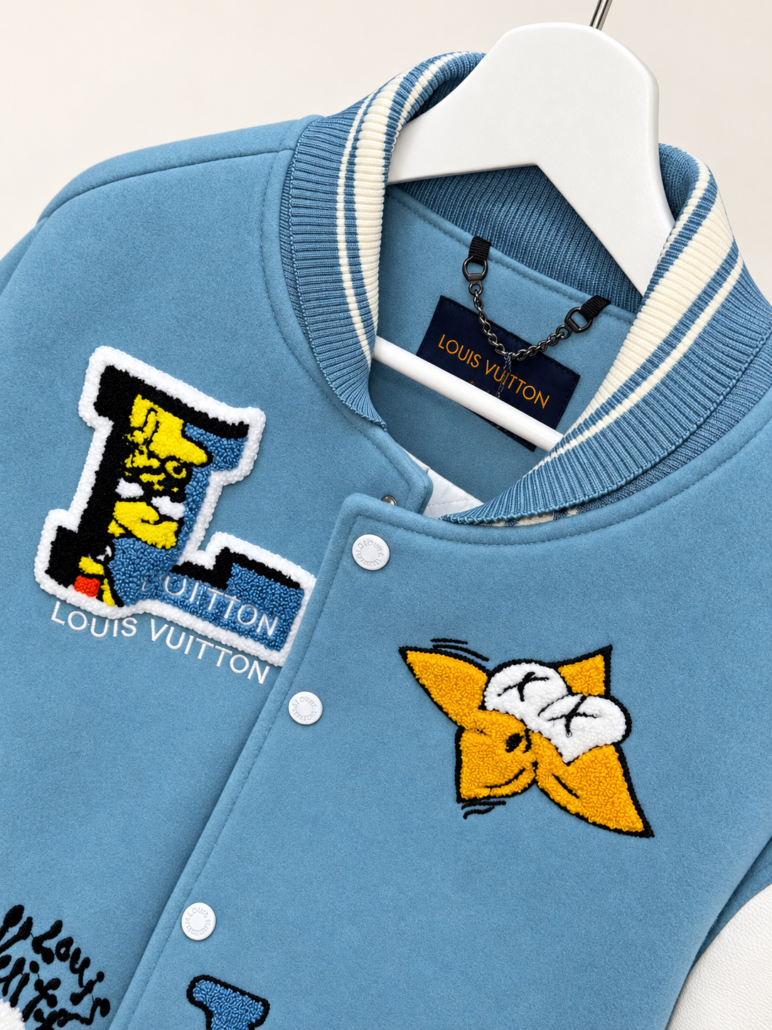 veste varsity bleu poudré, détails brodés (1) veste varsity bleu poudré, détails brodés (1)